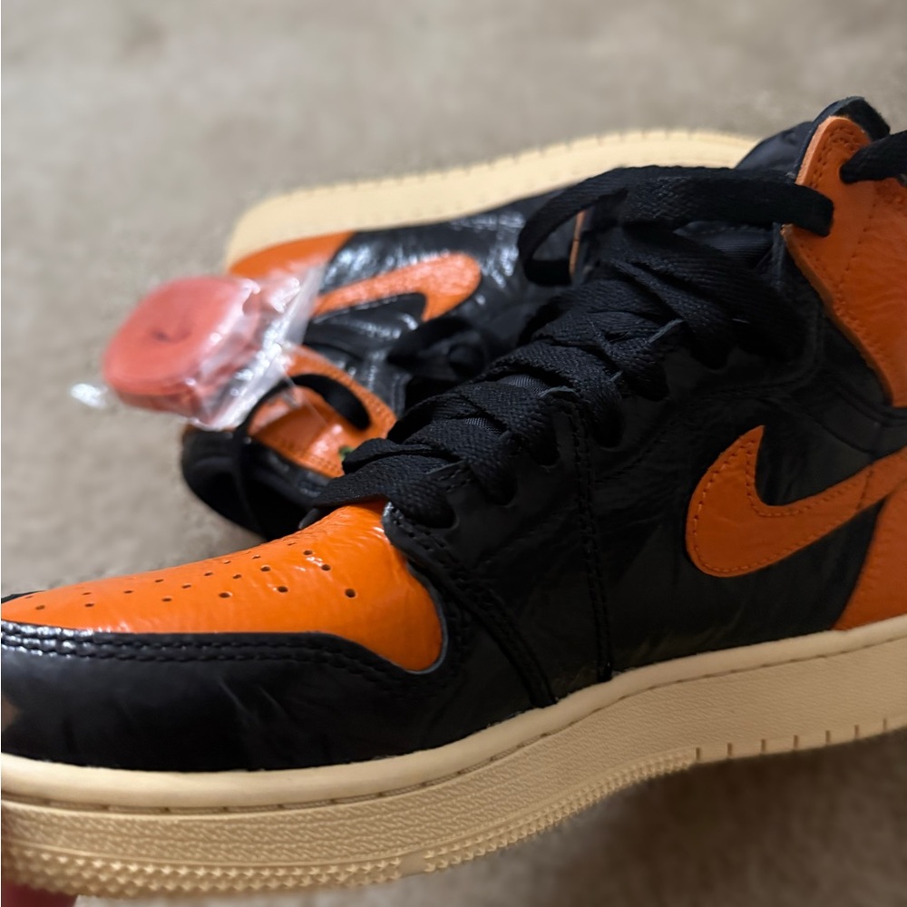 JORDAN 1 RETRO HIGH OG GS 'SHATTERED BACKBOARD 3.0' (Boys 6.5) - Picture 2 of 4